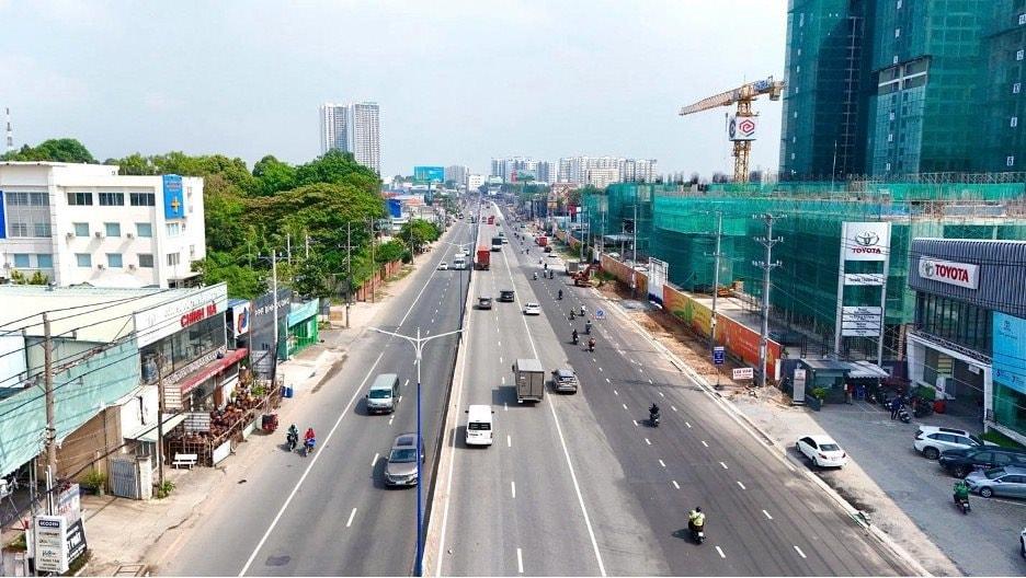 Tuyến đường đang mở rộng lên 60m được dự đoán sẽ trở thành một trong các đại lộ thương mại - dịch vụ sôi động bậc nhất TP. Hồ Chí Minh