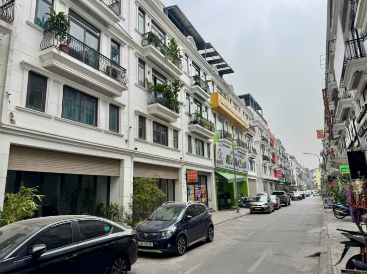 Bất động sản nhà ở Bắc – Nam “ngược chiều”: Hà Nội hạ giá giữ nhịp, TP.HCM bung hàng tạo sóng